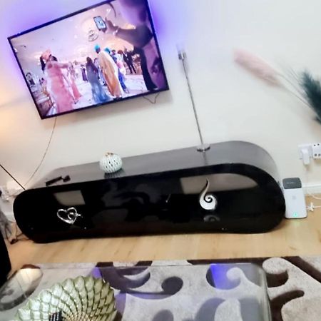 2 Bedroom Apartment - Greater London Dagenham Zewnętrze zdjęcie