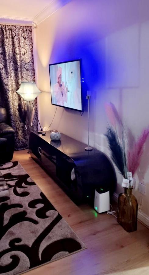 2 Bedroom Apartment - Greater London Dagenham Zewnętrze zdjęcie