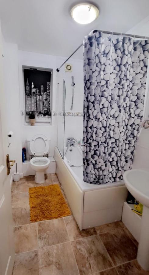 2 Bedroom Apartment - Greater London Dagenham Zewnętrze zdjęcie