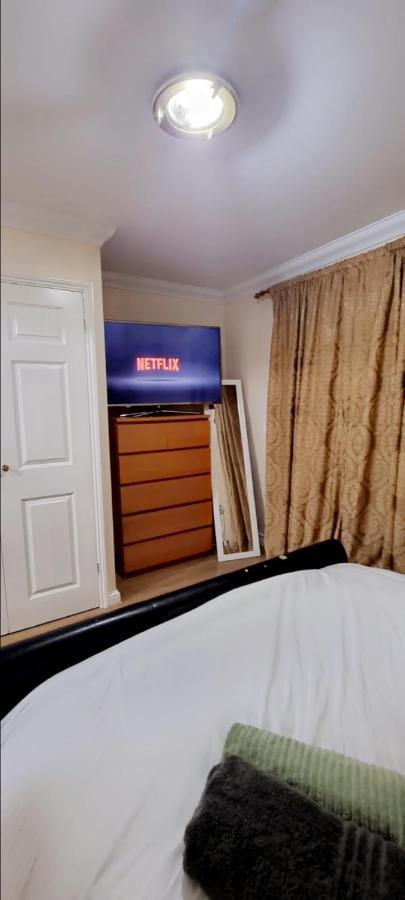 2 Bedroom Apartment - Greater London Dagenham Zewnętrze zdjęcie